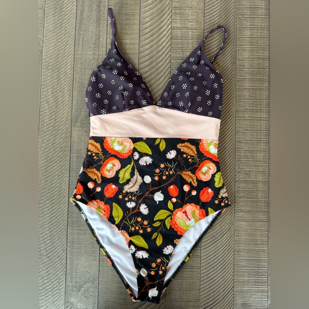 Cupshe One Piece Color Block Design Swimsuit Woman’s Size Medium (NWOT) - Picture 5 of 11